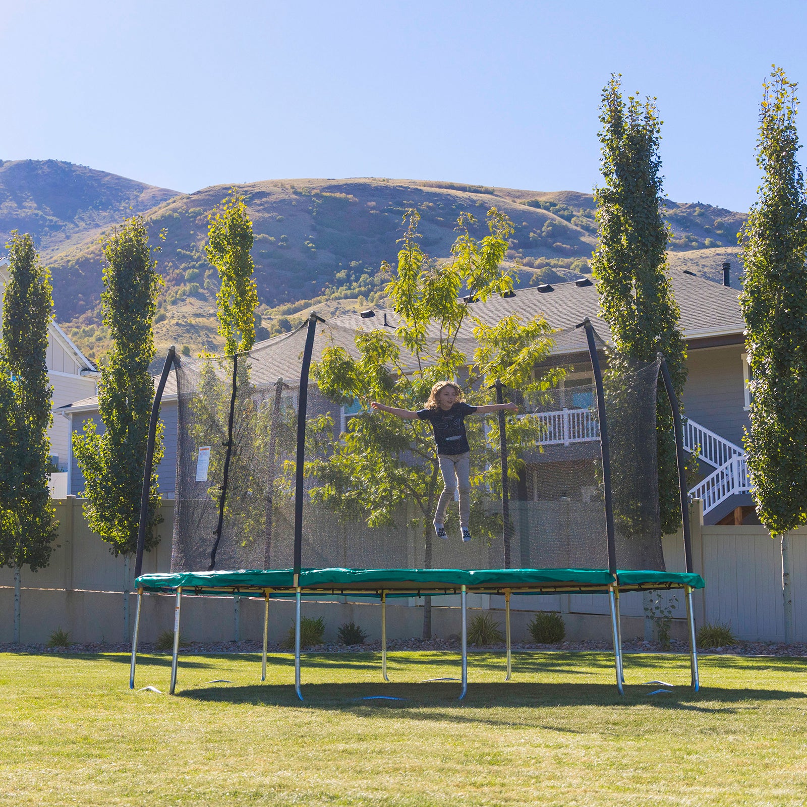 15' Round Trampoline for Kids with No-Gap Enclosure and Basketball Hoop