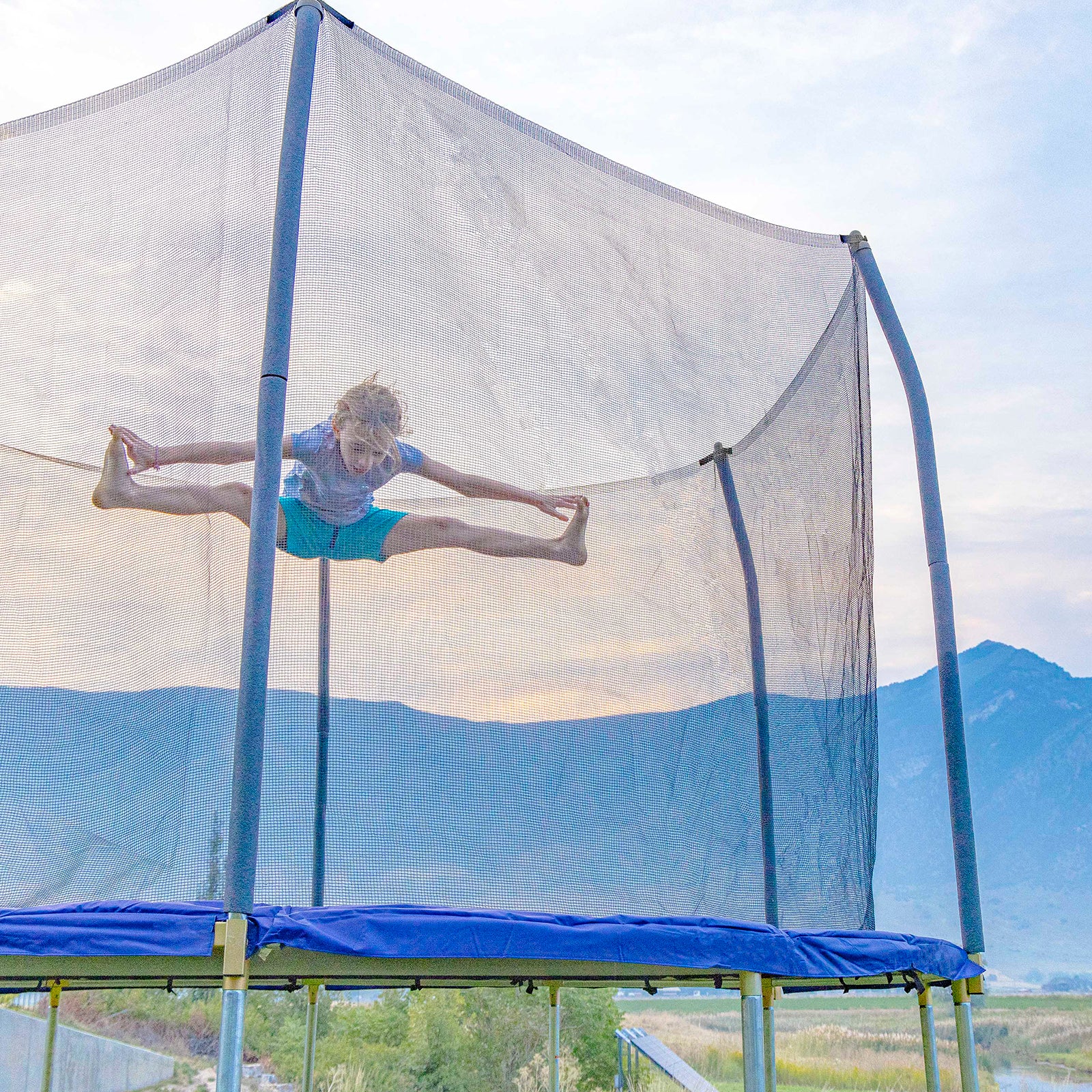 12' Round Outdoor Kids Trampoline with Safety Enclosure